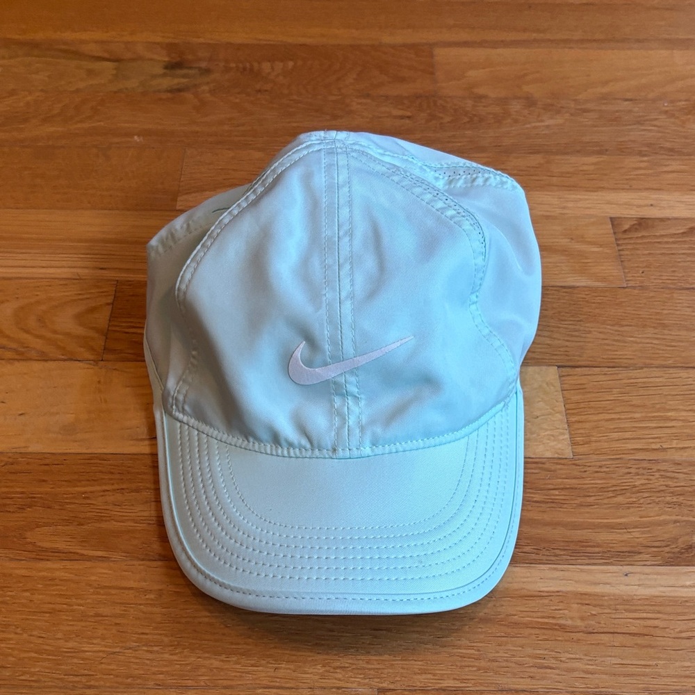 Nike FeatherLight Dry-fit Light Green Women's Hat
